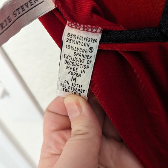 Red velvet dress. - Picture 3 of 9